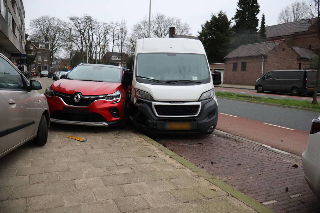 Bestelbus vliegt uit de bocht en ramt geparkeerde auto's