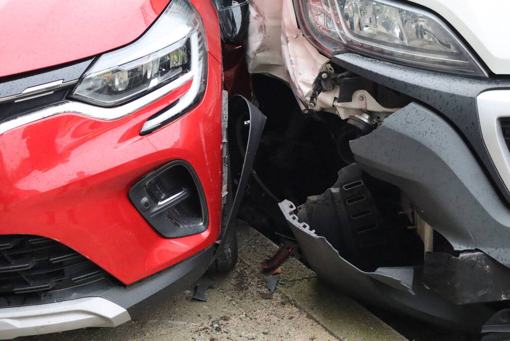 Bestelbus vliegt uit de bocht en ramt geparkeerde auto's