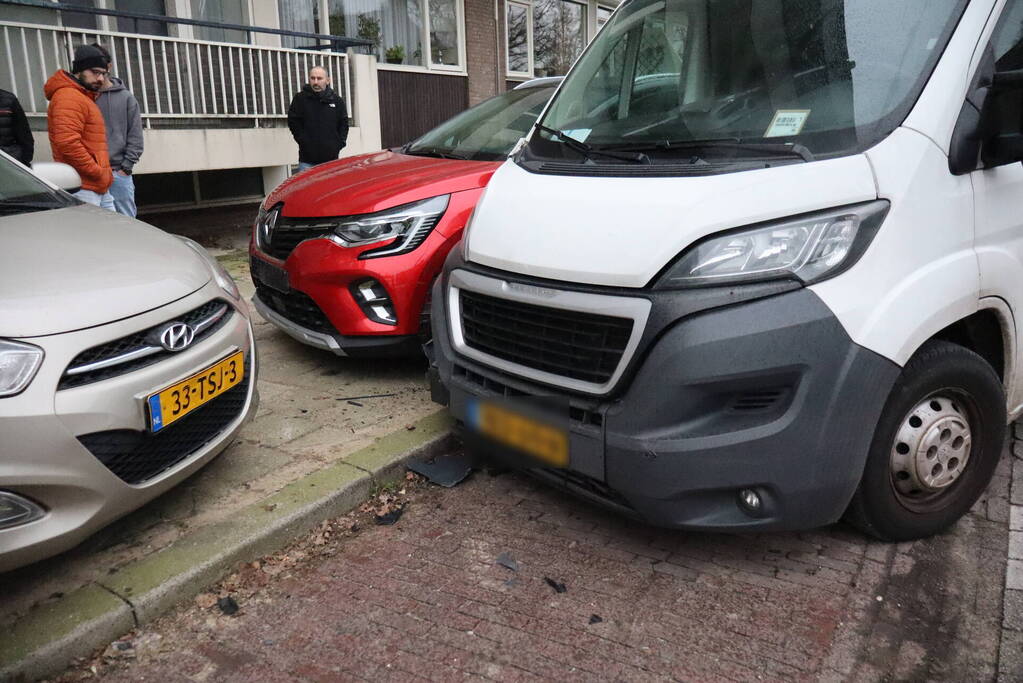 Bestelbus vliegt uit de bocht en ramt geparkeerde auto's