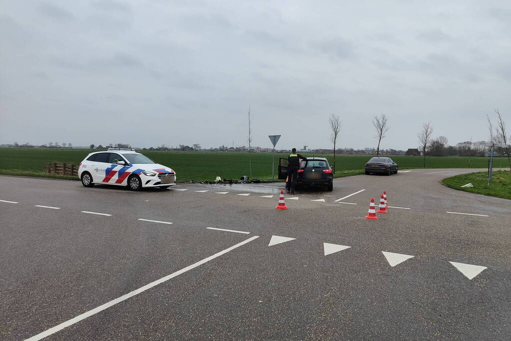 Politiebus te water na aanrijding met auto