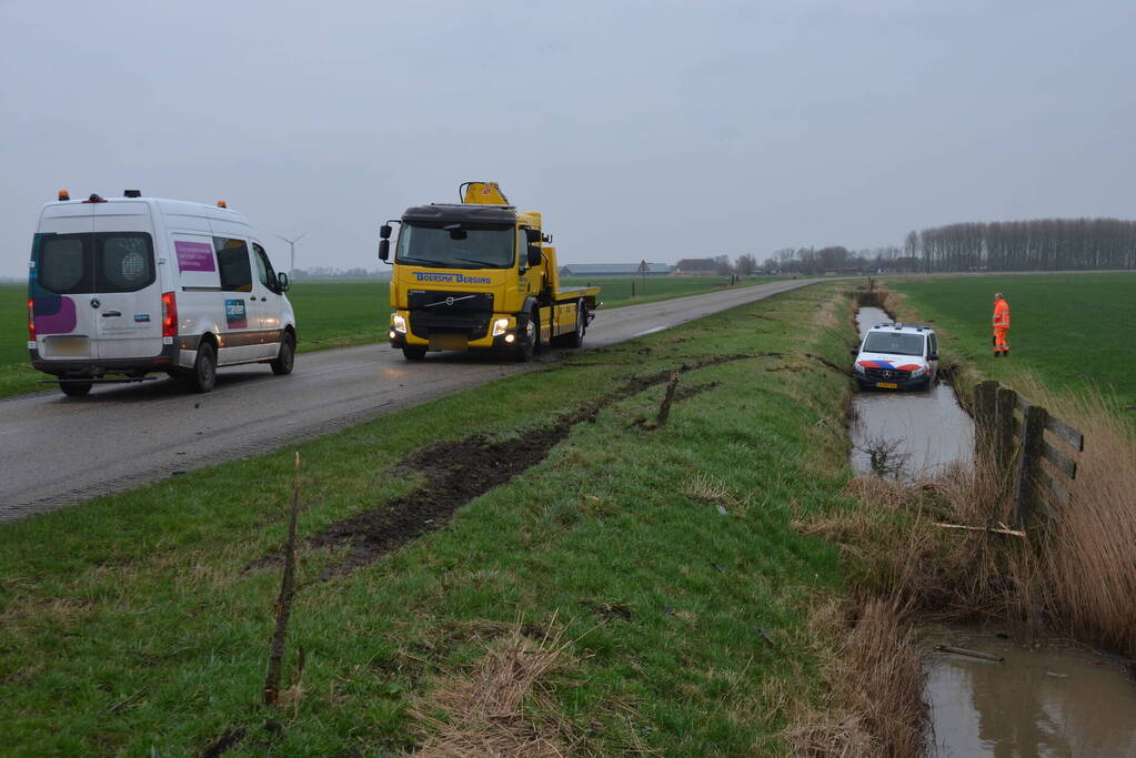 Politiebus te water na aanrijding met auto