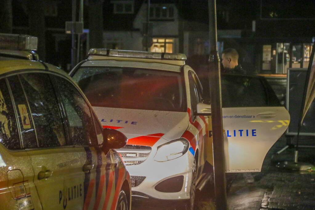 Man showt geslachtsdeel voor supermarkt