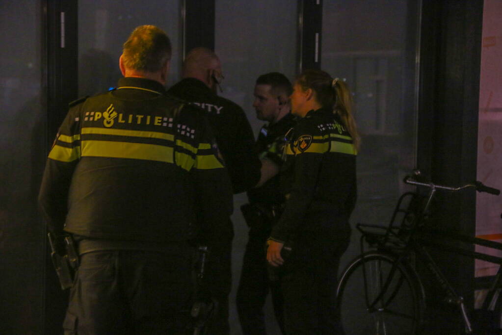 Man showt geslachtsdeel voor supermarkt