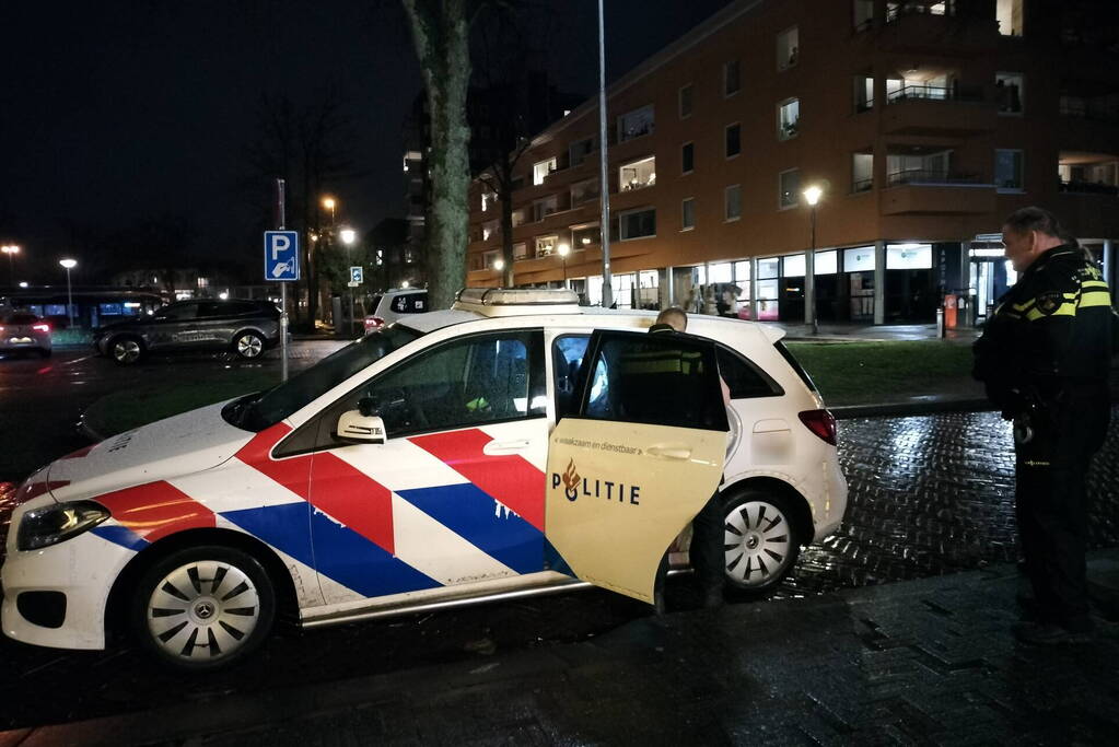 Man showt geslachtsdeel voor supermarkt