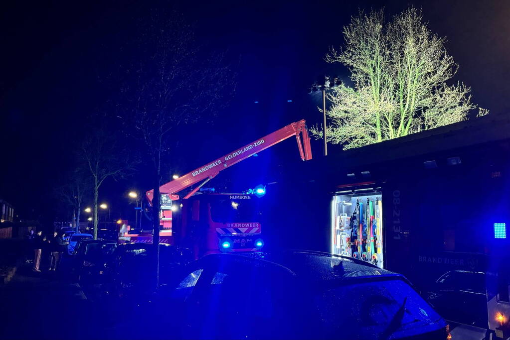 Veel rookontwikkeling bij brand op zolder