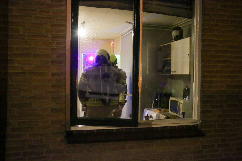 Brandweer breekt deur open bij keukenbrand