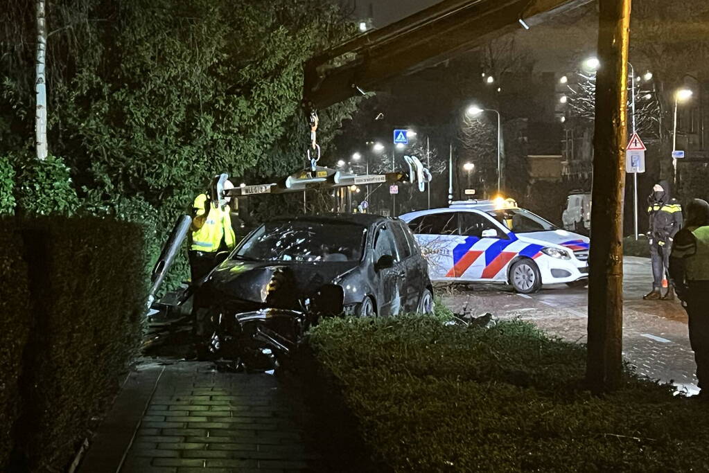 Automobilist rijdt boom en lantaarnpaal uit de grond