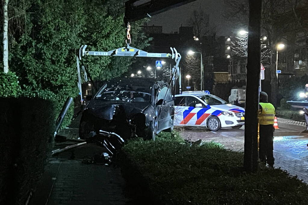 Automobilist rijdt boom en lantaarnpaal uit de grond
