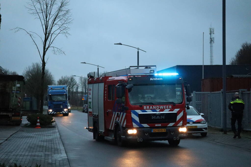 Medewerkers blussen brand in bakkerij