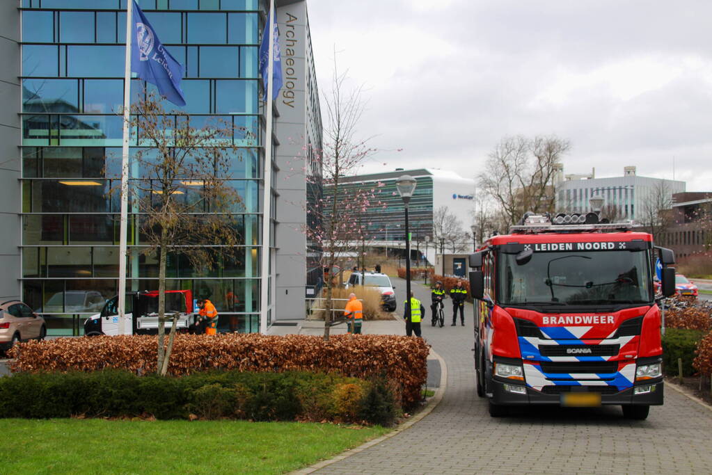 Veel hulpdiensten naar lekkage Universiteit Leiden