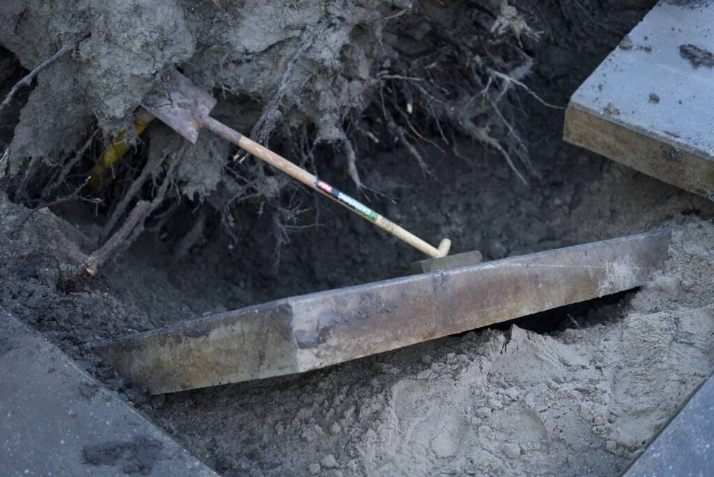 Omgewaaide boom beschadigd gasleiding