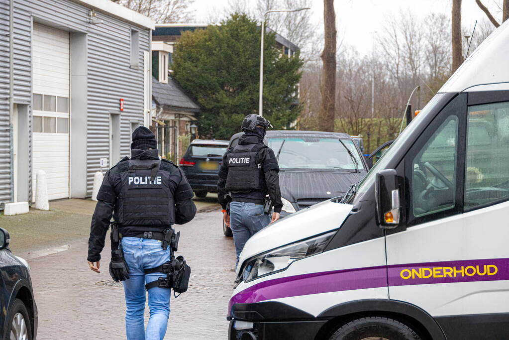 Politie valt bedrijfpand binnen