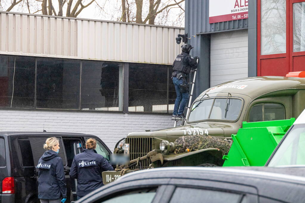 Politie valt bedrijfpand binnen