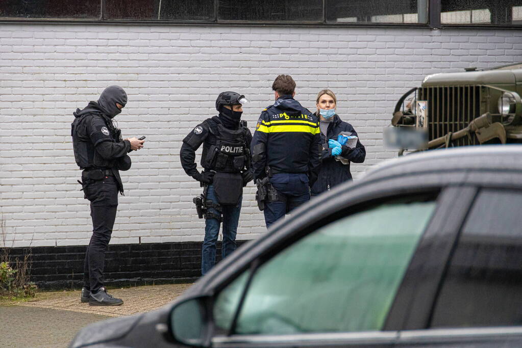 Politie valt bedrijfpand binnen