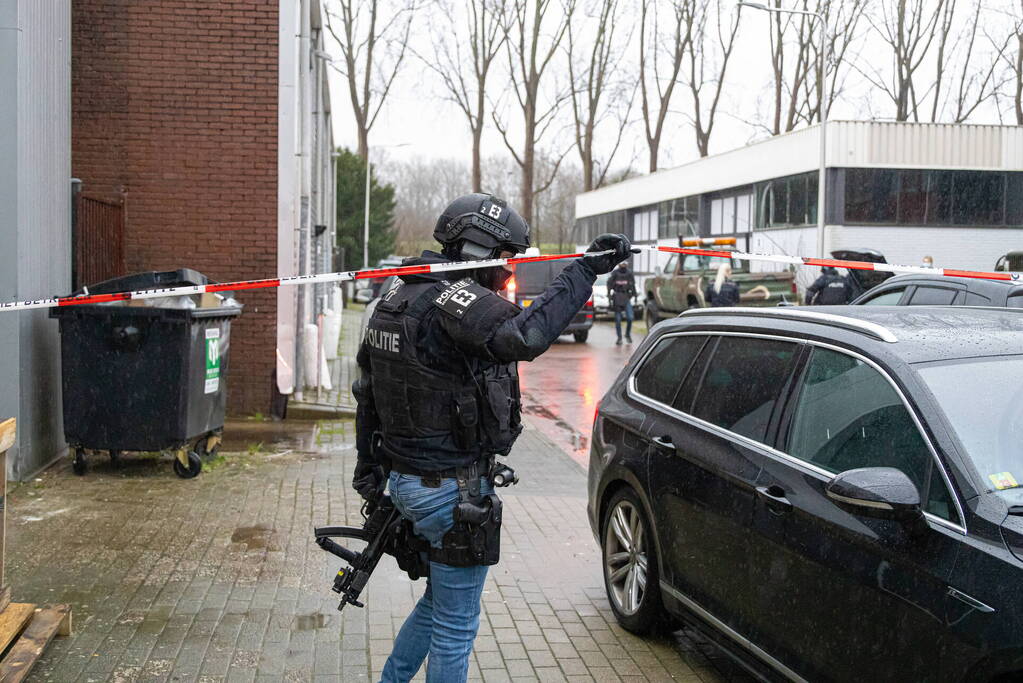 Politie valt bedrijfpand binnen