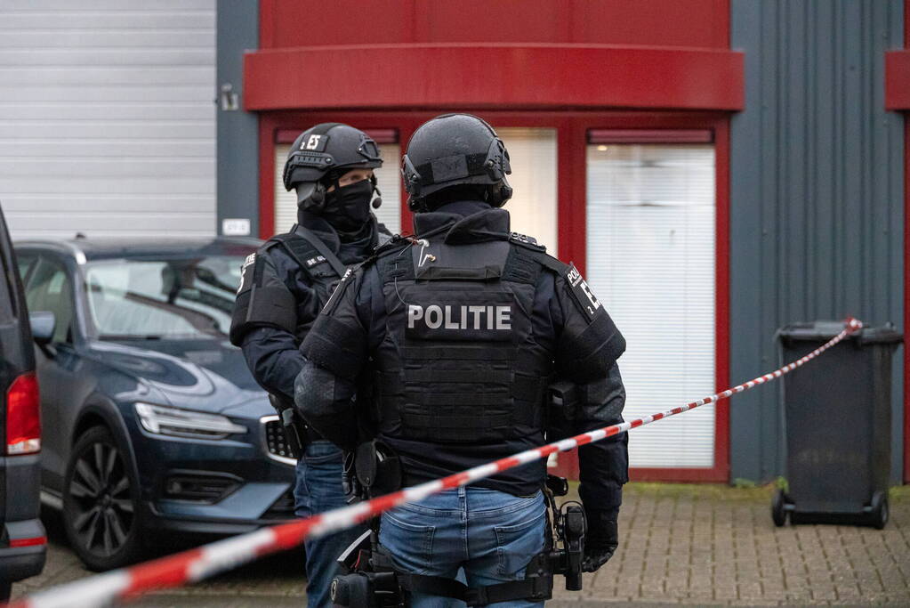 Politie valt bedrijfpand binnen