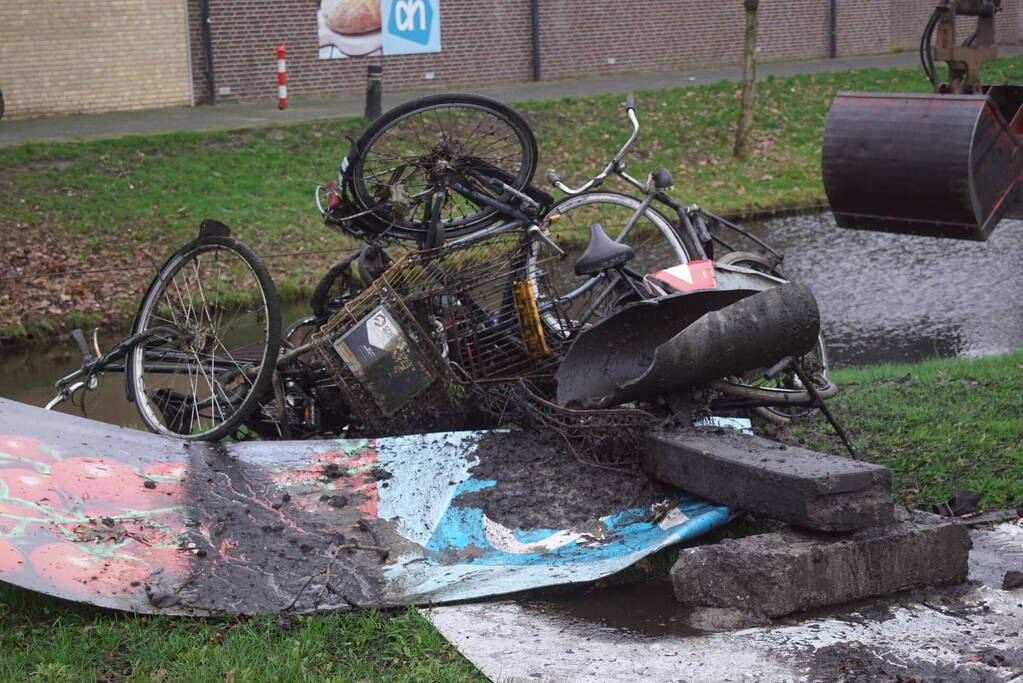 Sloot ligt vol met fietsen blijkt tijdens baggerwerkzaamheden