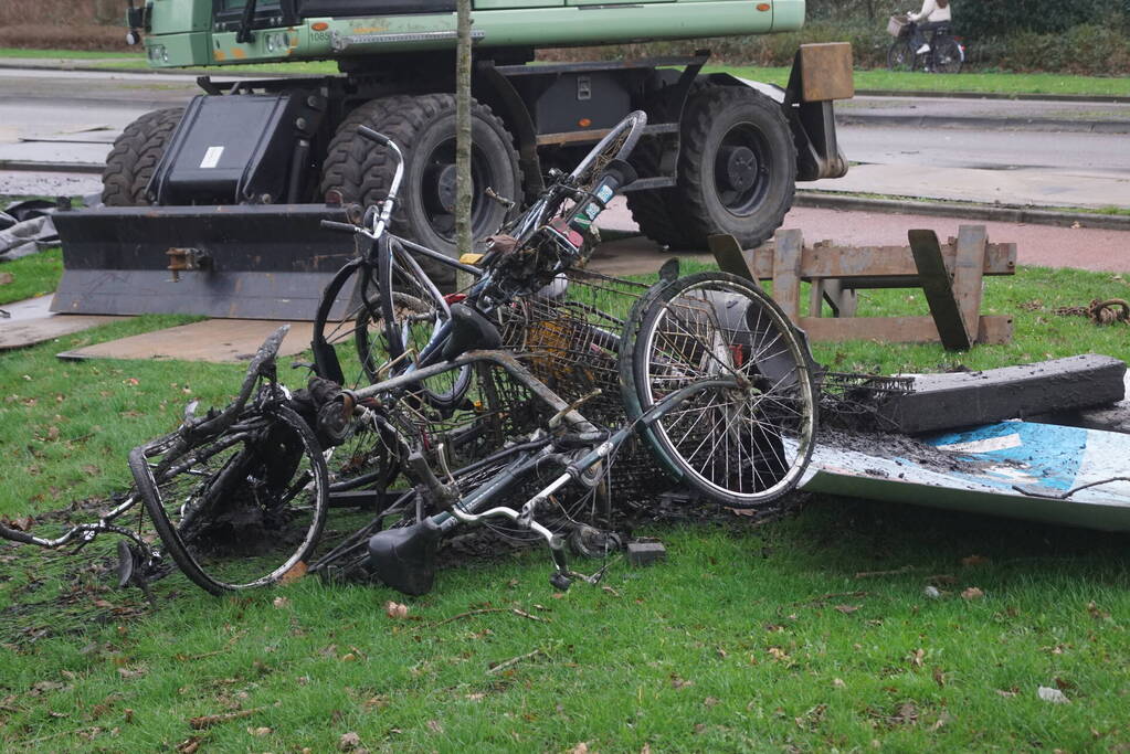 Sloot ligt vol met fietsen blijkt tijdens baggerwerkzaamheden