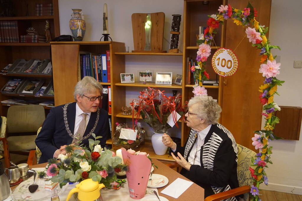 Burgemeester op bezoek bij 100-jarige Zuster Sybilla