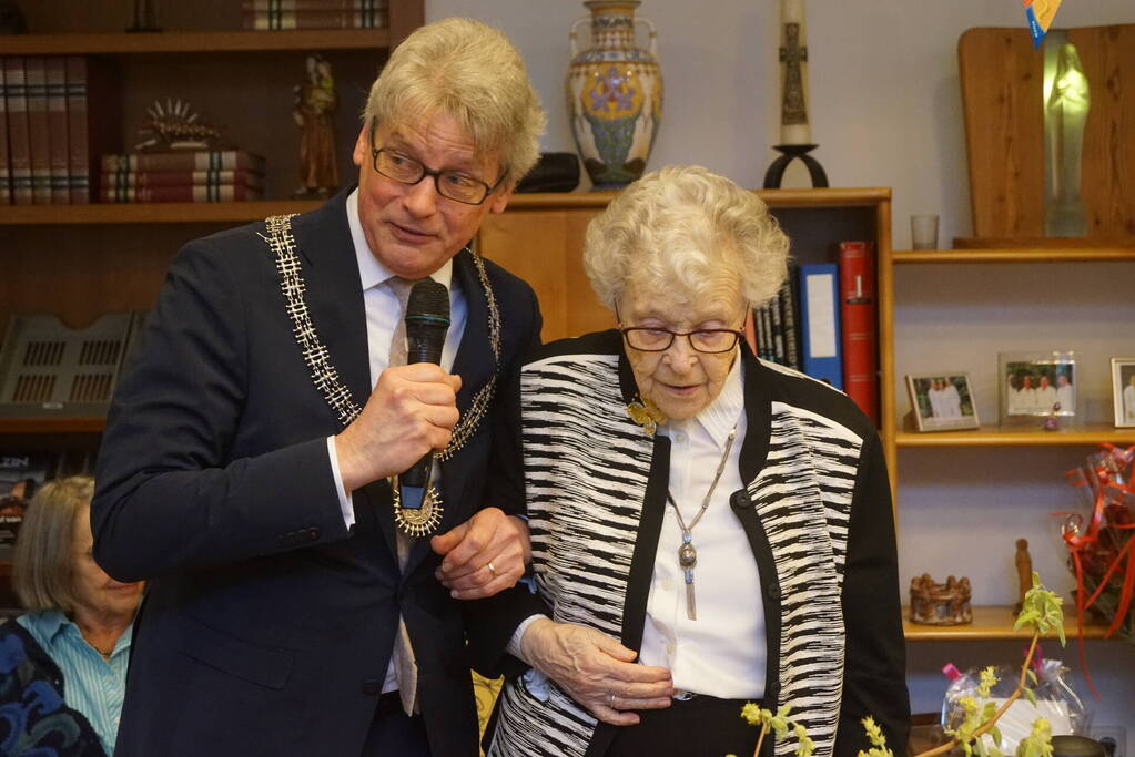 Burgemeester op bezoek bij 100-jarige Zuster Sybilla