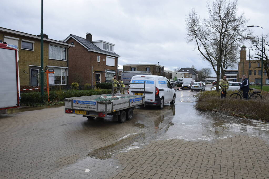 Straat onder water door leidingbreuk