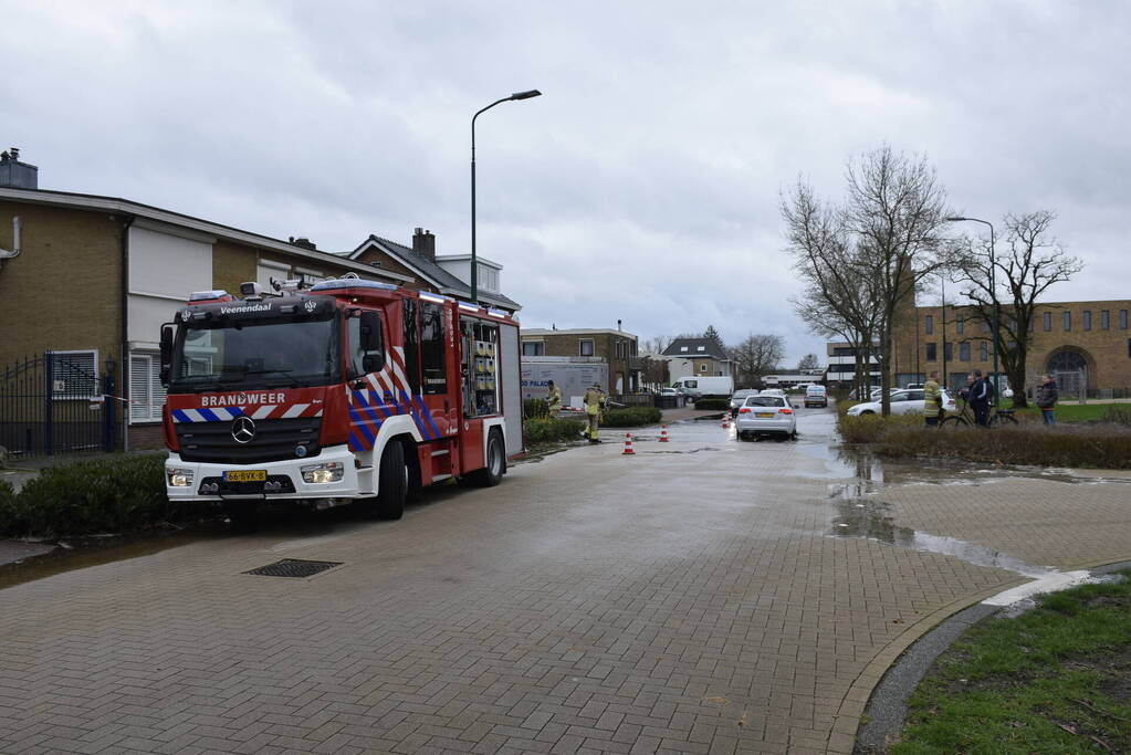 Straat onder water door leidingbreuk