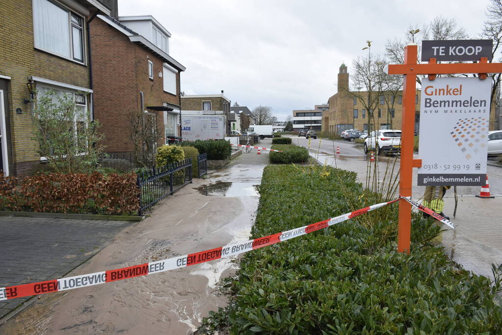 Straat onder water door leidingbreuk