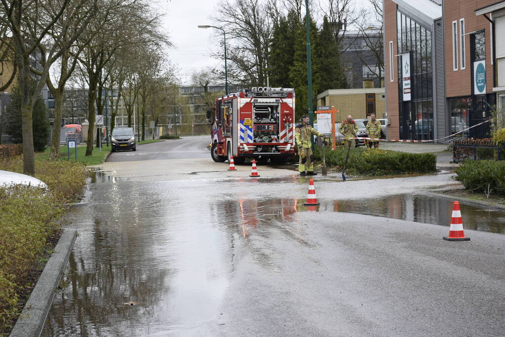 Straat onder water door leidingbreuk
