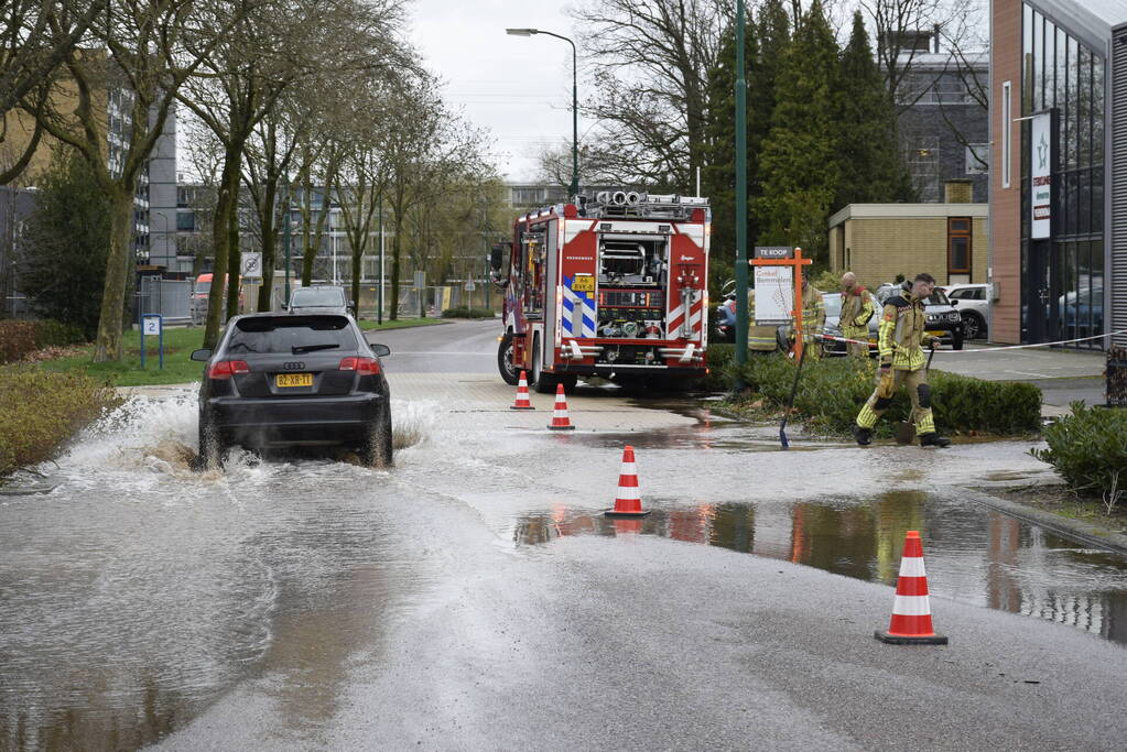 Straat onder water door leidingbreuk