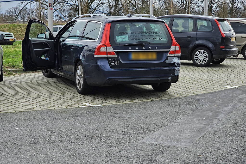 Schade na botsing tussen personenauto's