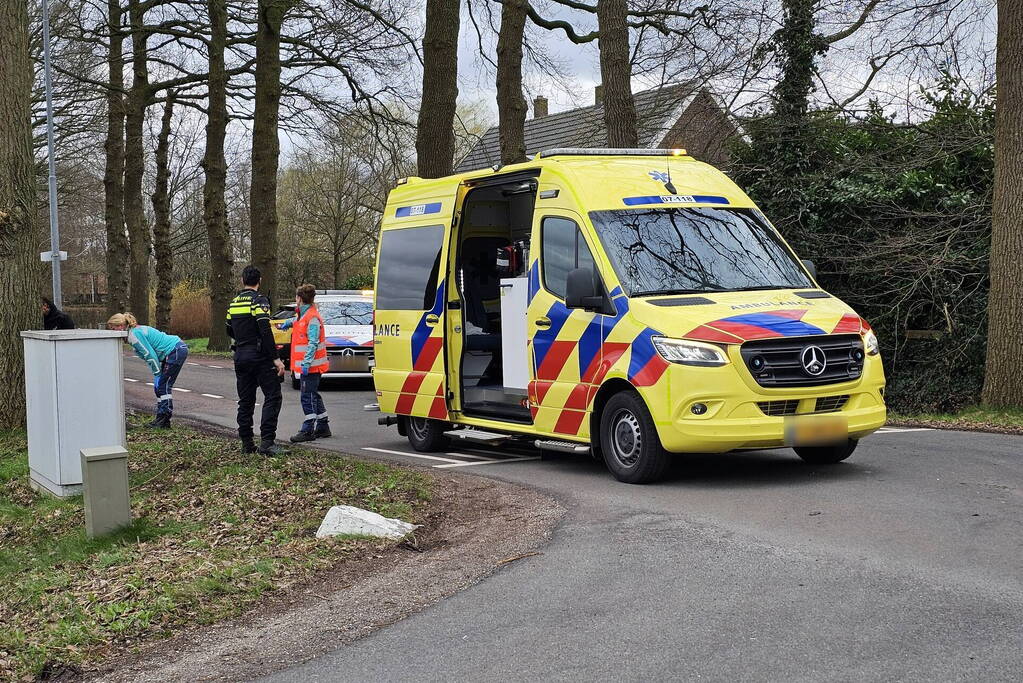 Motorrijder klapt tegen auto op kruising