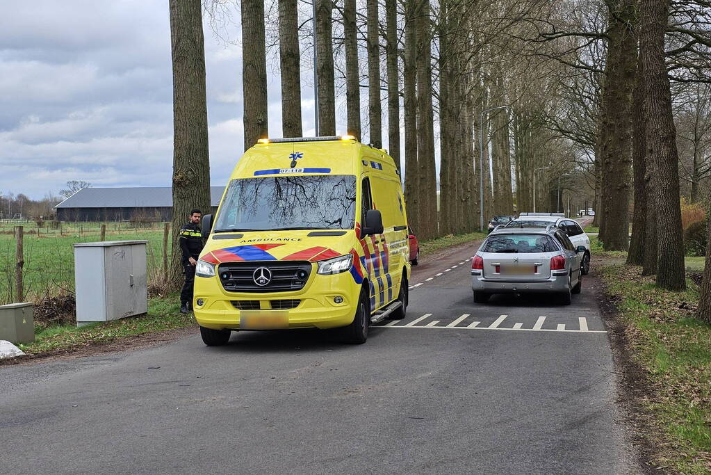 Motorrijder klapt tegen auto op kruising