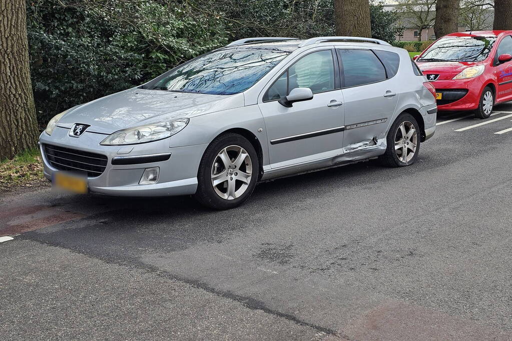 Motorrijder klapt tegen auto op kruising