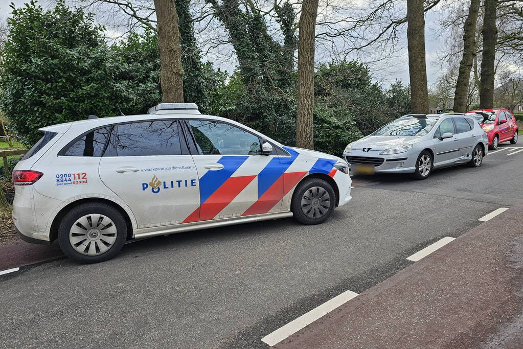 Motorrijder klapt tegen auto op kruising