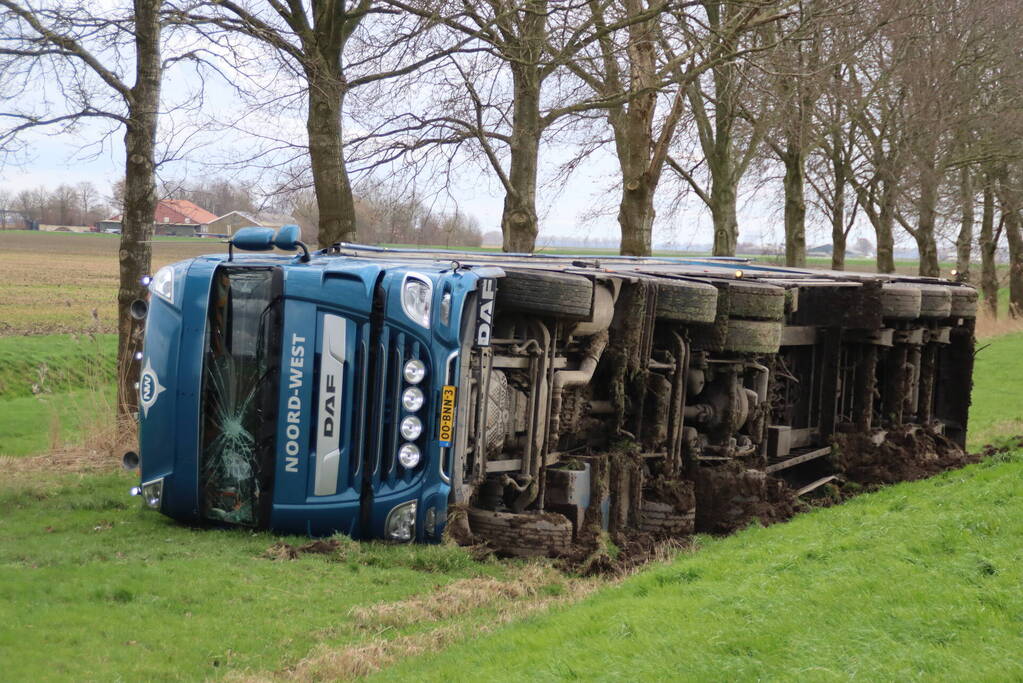 Vrachtwagen met GFT afval gekanteld
