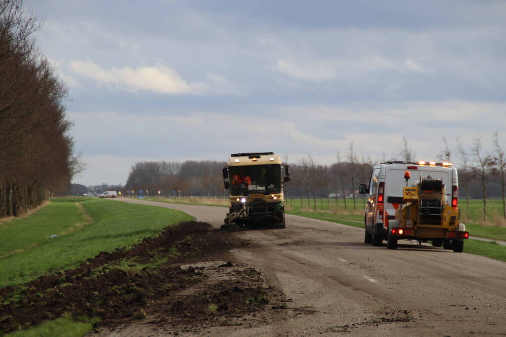 Vrachtwagen met GFT afval gekanteld