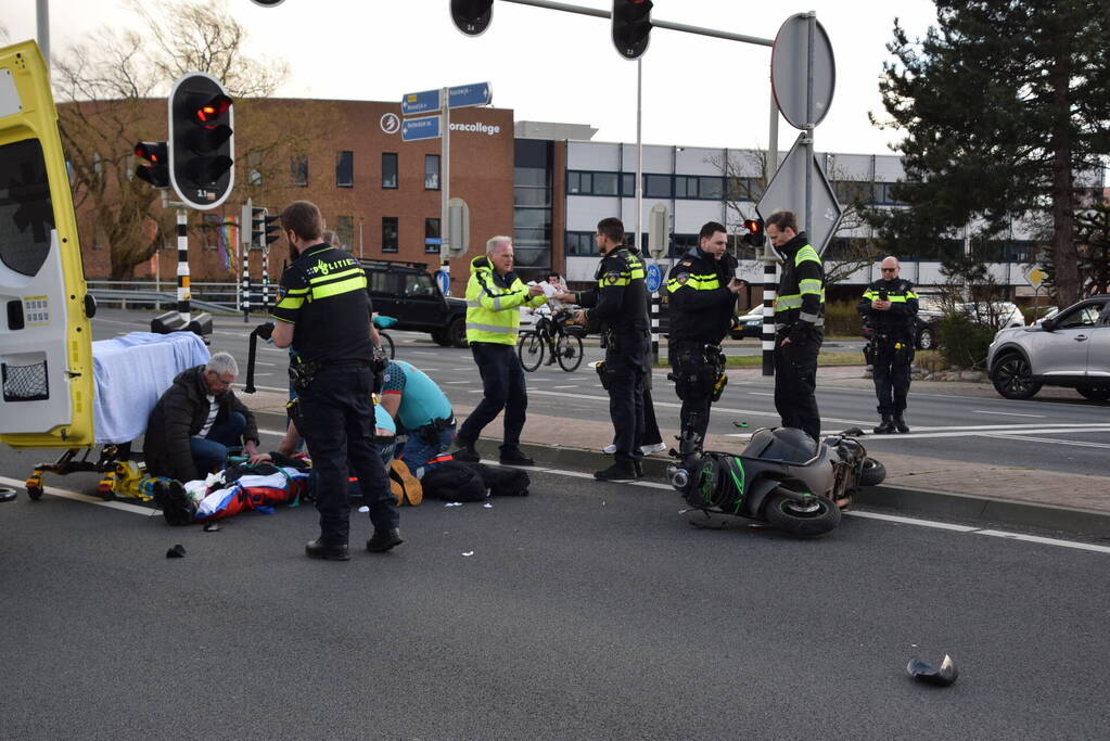 Scooterrijder gewond bij botsing met automobilist