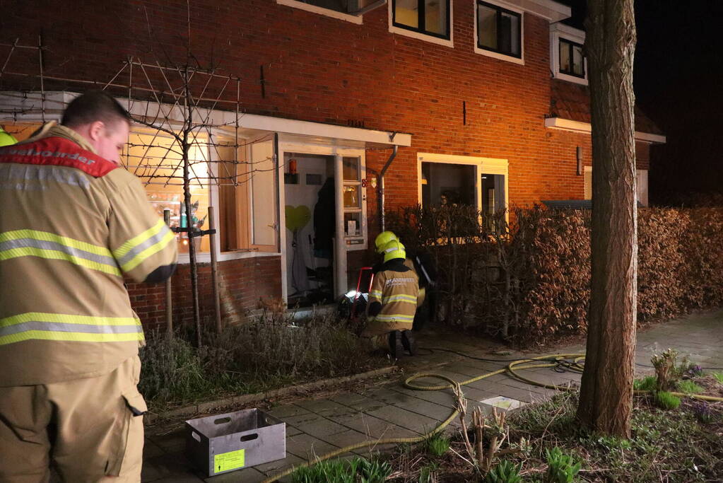 Rook in woning door smeulend hout op kachel
