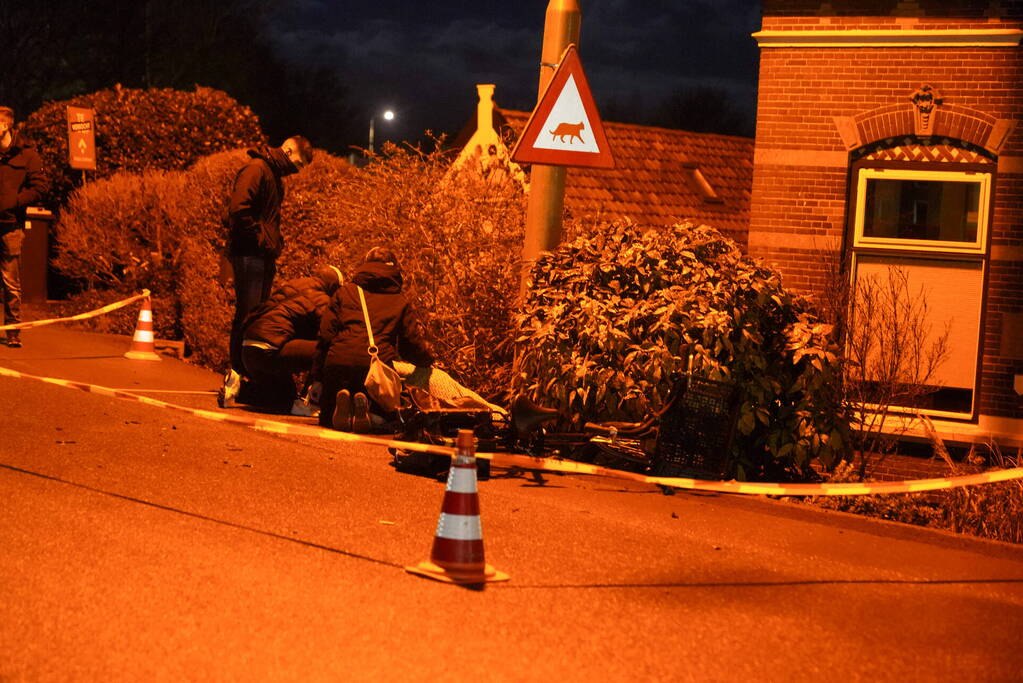 Automobilist rijdt door na aanrijding met fietsers