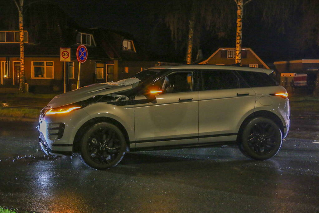 Range Rover zwaar beschadigd bij eenzijdig ongeval