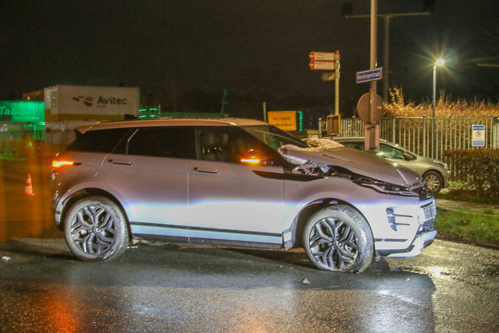 Range Rover zwaar beschadigd bij eenzijdig ongeval