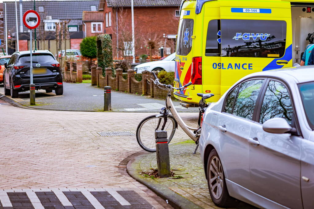 Auto en fietser botsen