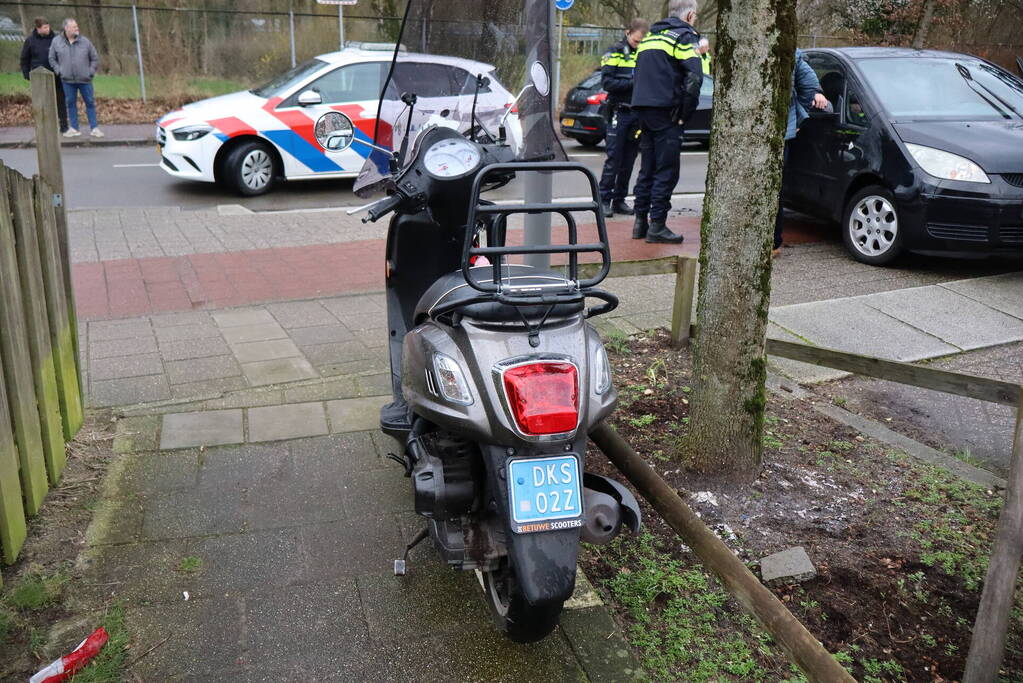 Scooterrijder geschept door afslaande automobilist