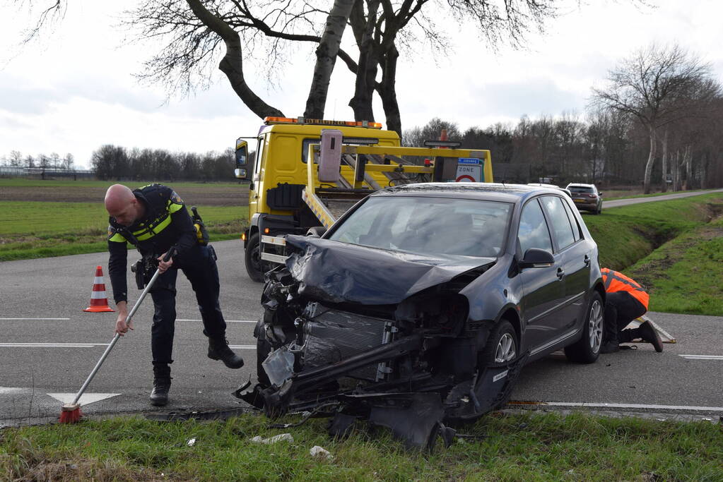 Dronken bestuurder zorgt voor grote schade op kruising