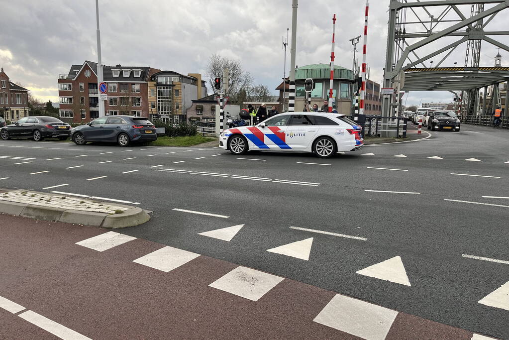 Motorrijder gewond bij botsing met auto op kruising
