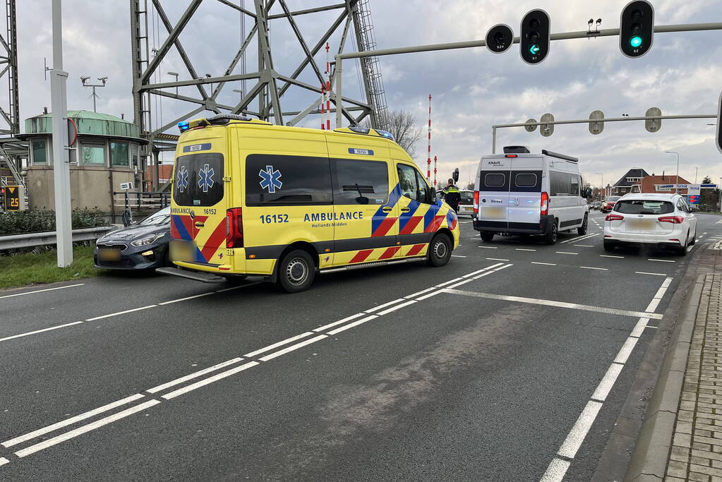 Motorrijder gewond bij botsing met auto op kruising