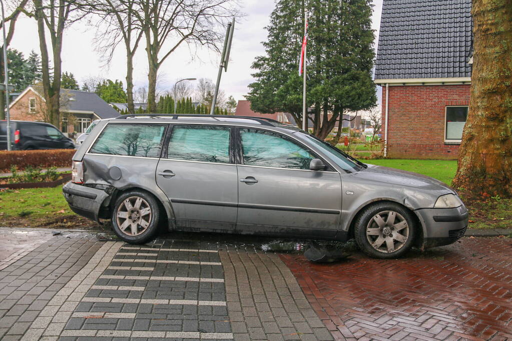 Auto's zwaar beschadigd na botsing op kruising