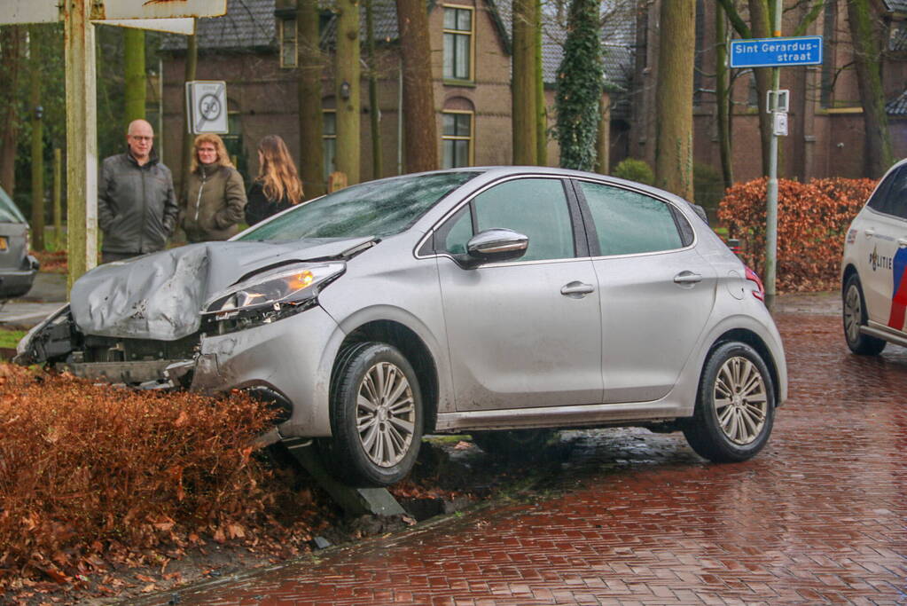 Auto's zwaar beschadigd na botsing op kruising