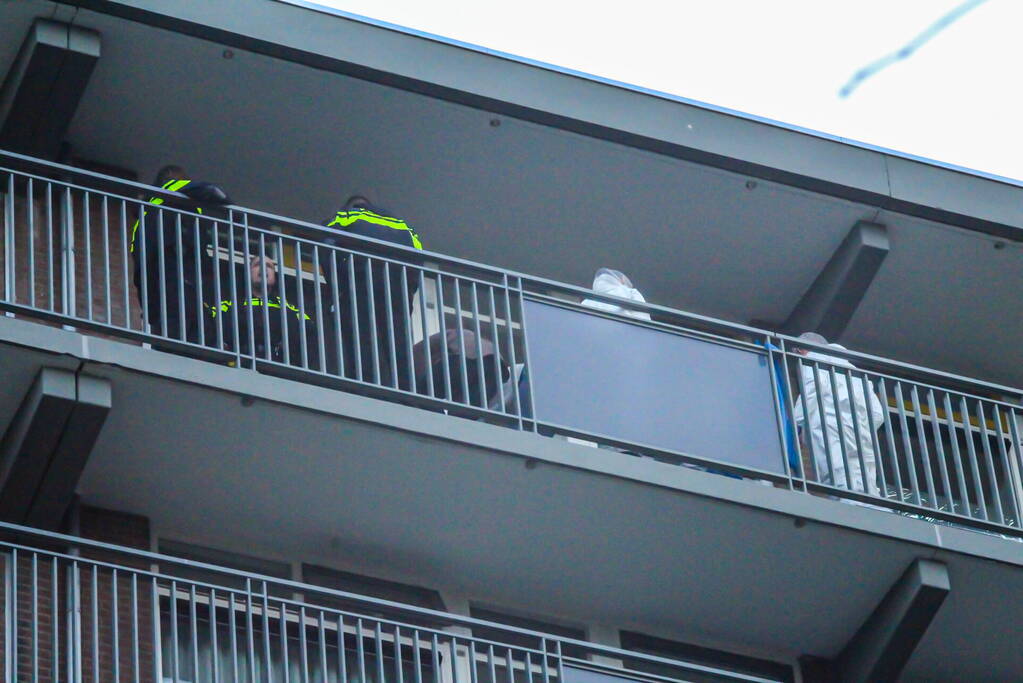 Onderzoek in flatwoning na aantreffen overledene
