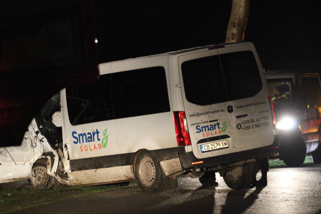 Bus botst frontaal tegen boom